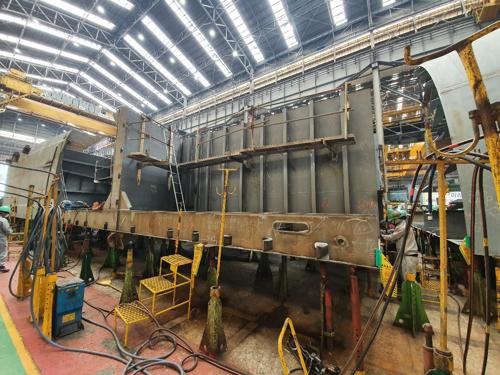 Ferry construction in a warehouse