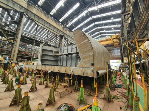 Ferry construction in a warehouse